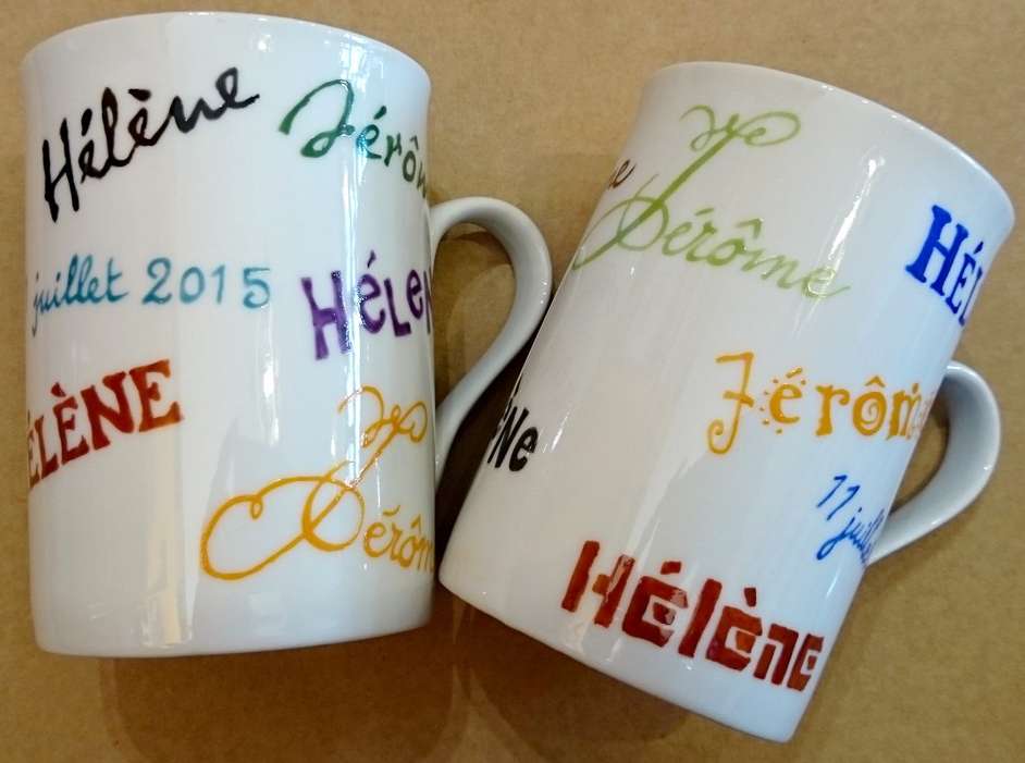 Mugs Anglais en porcelaine personnalisés par les prénoms des mariés et la date eu mariage dans différentes couleurs