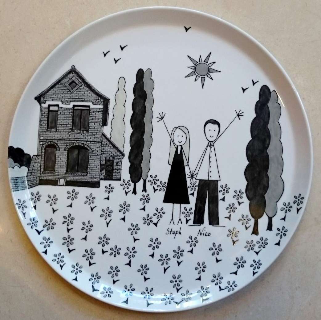 Plat à tarte en porcelaine personnalisé dans un style naïf par un couple et leur première maison en noir et gris