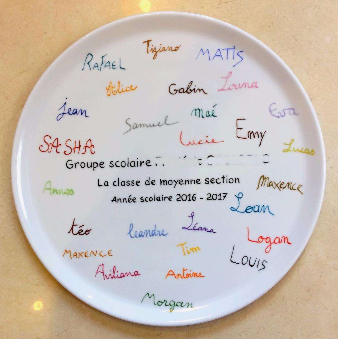 Plat à tarte en porcelaine personnalisé par les prénoms des élèves