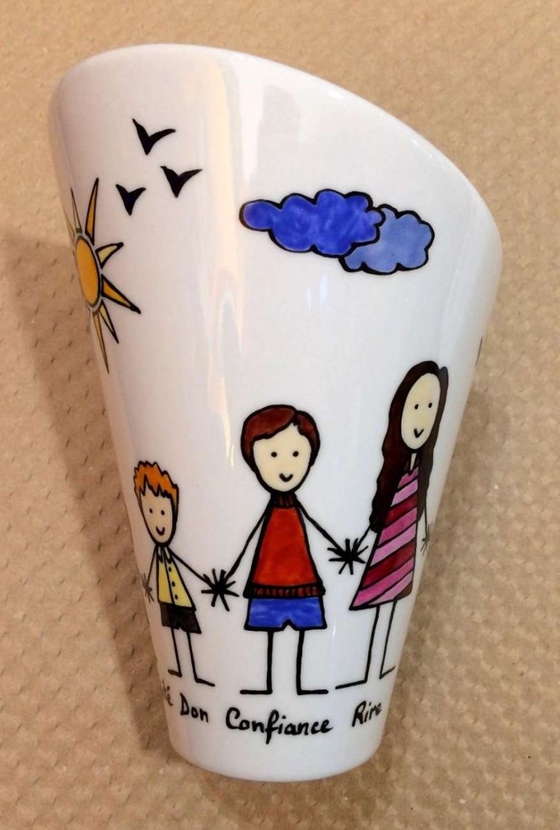 Pot à crayons en porcelaine personnalisé dans un style naïf par une farandole d'enfants