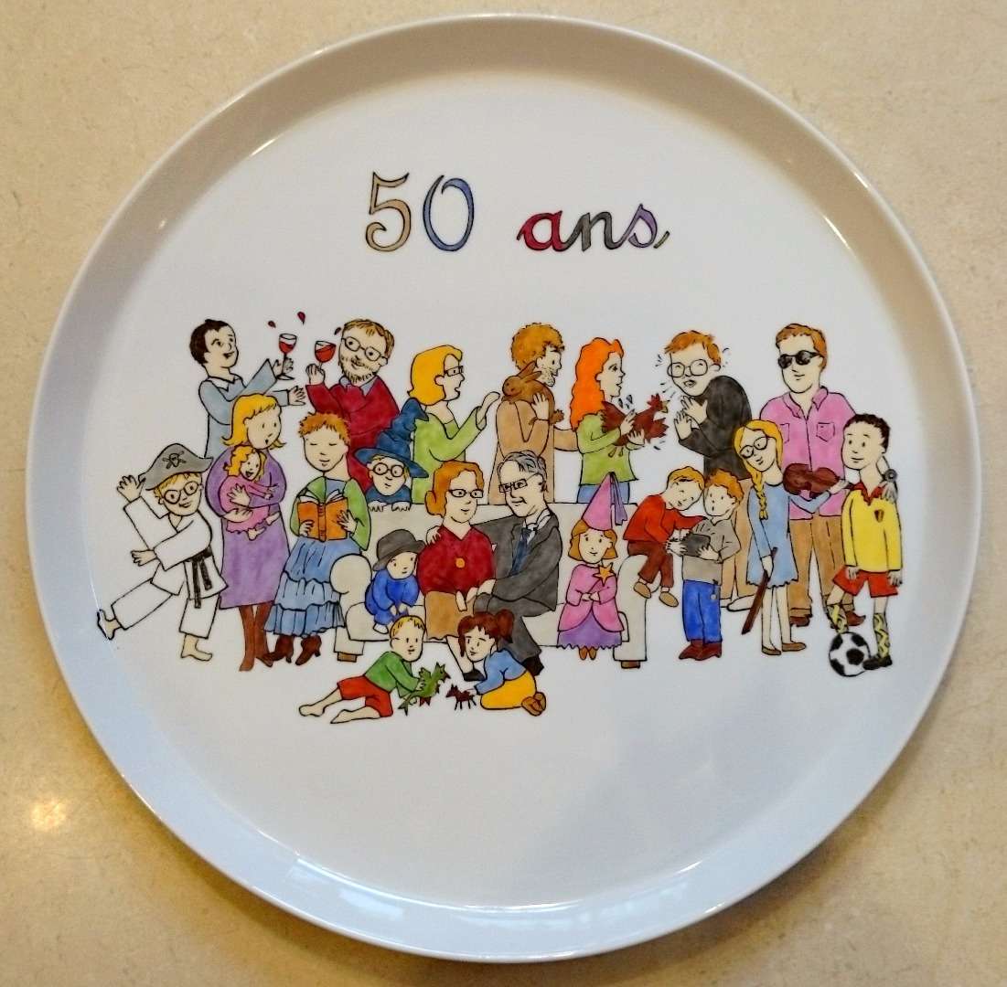 Plat à tarte en porcelaine personnalisé d'après le dessin d'un adulte à l'occasion de noces d'or.