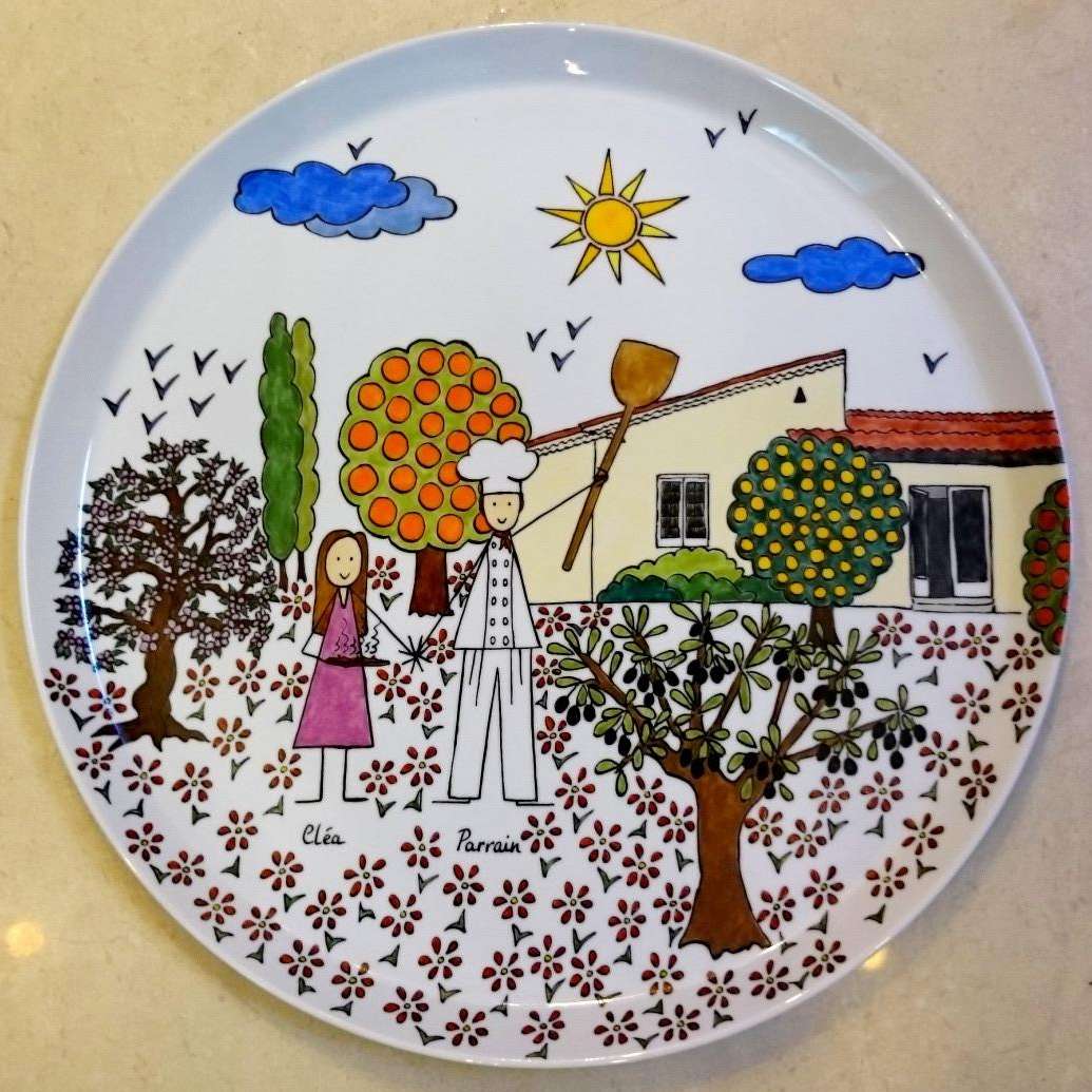 Plat à tarte en porcelaine personnalisée dans un style Naïf pour un parrain de sa filleul avec une maison.
