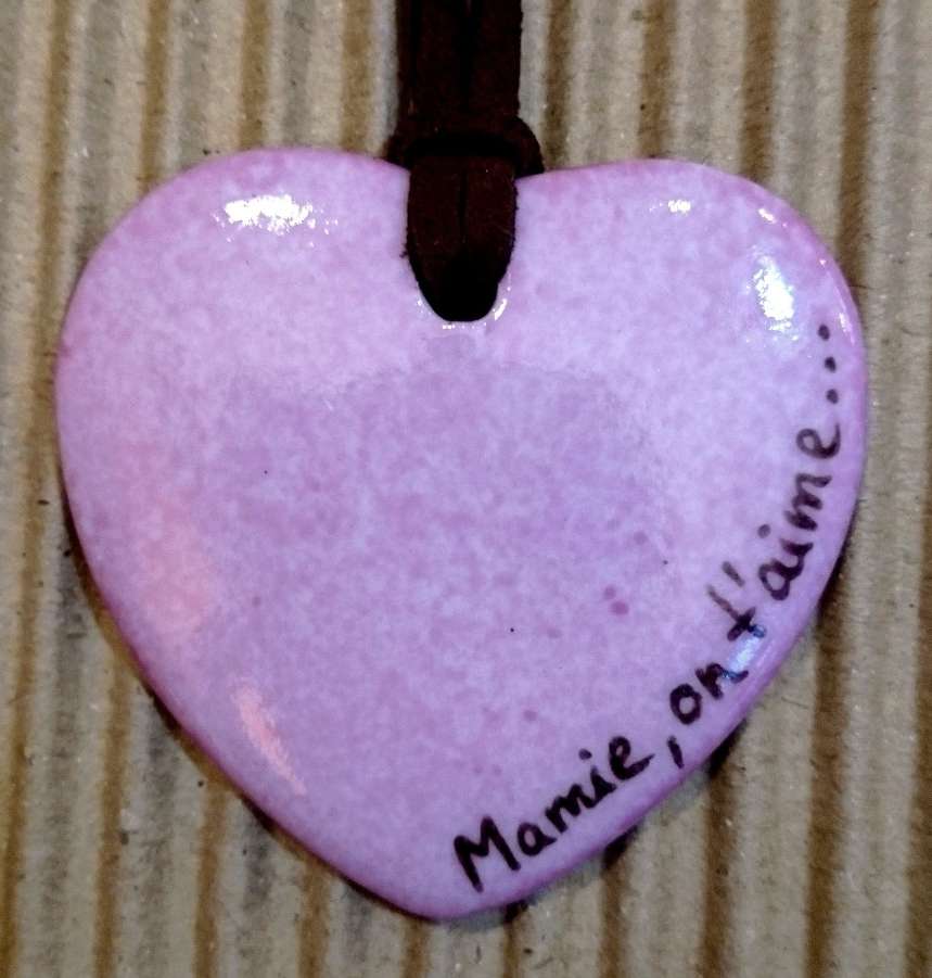 Pendentif coeur en porcelaine personnalisé par Mamie, on t'aime.