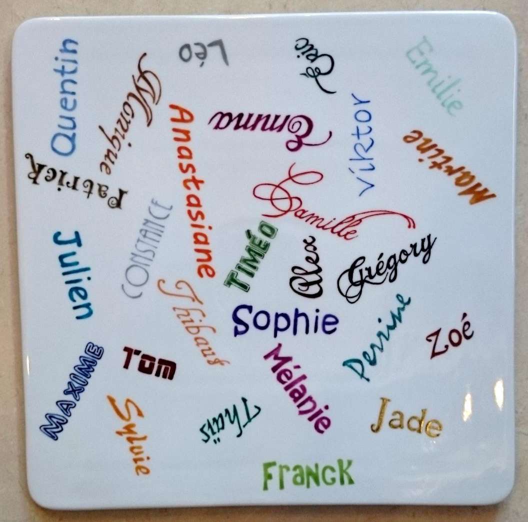 Dessous de plat carré grand modèle en porcelaine personnalisé par les prénoms des enfants et petits-enfants.