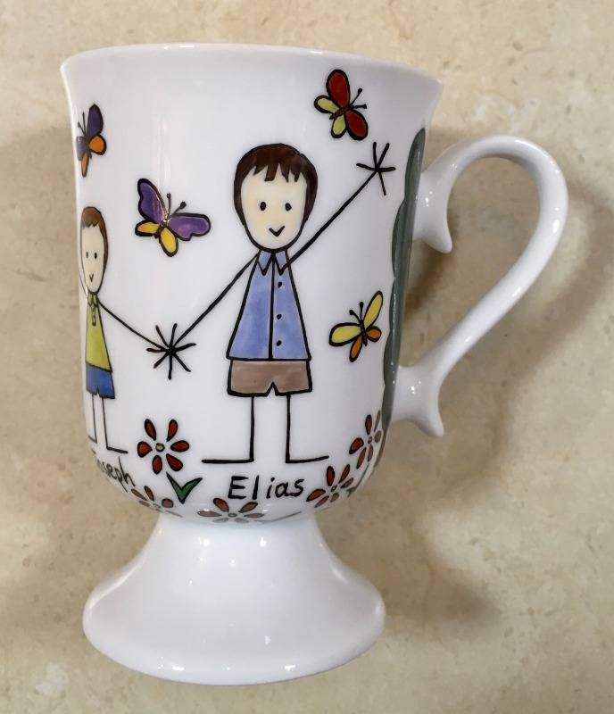 Mug sur pied en porcelaine personnalisé dans un style naïf.