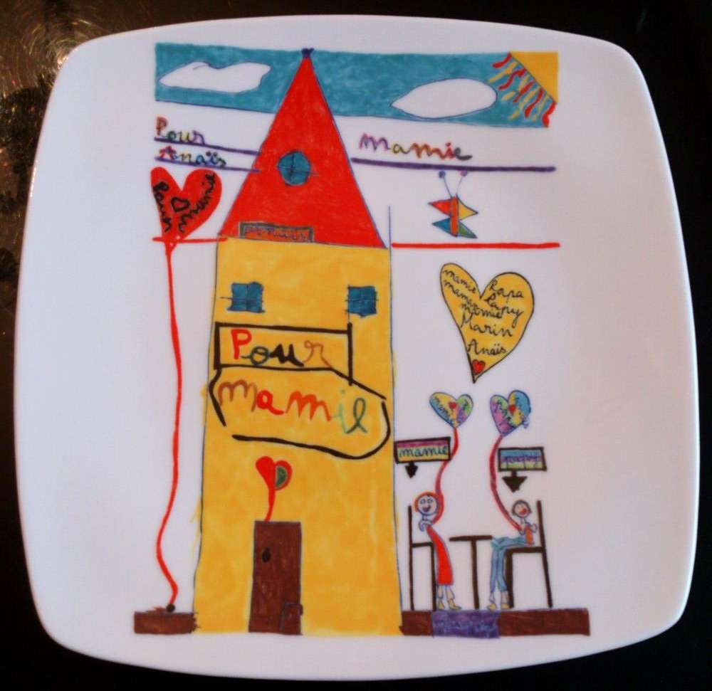 Assiette carrée en porcelaine personnalisée d'après un dessin d'enfant.