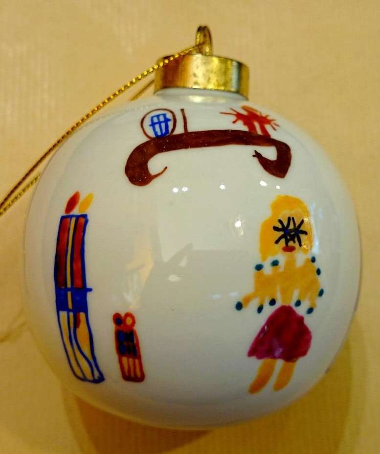 Boule de Noël en porcelaine personnalisée d'après un dessin d'enfant.