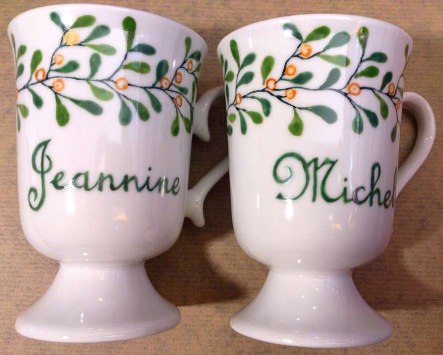 Mugs sur pieds en porcelaine personnalisés par un prénom et une frise de gui.