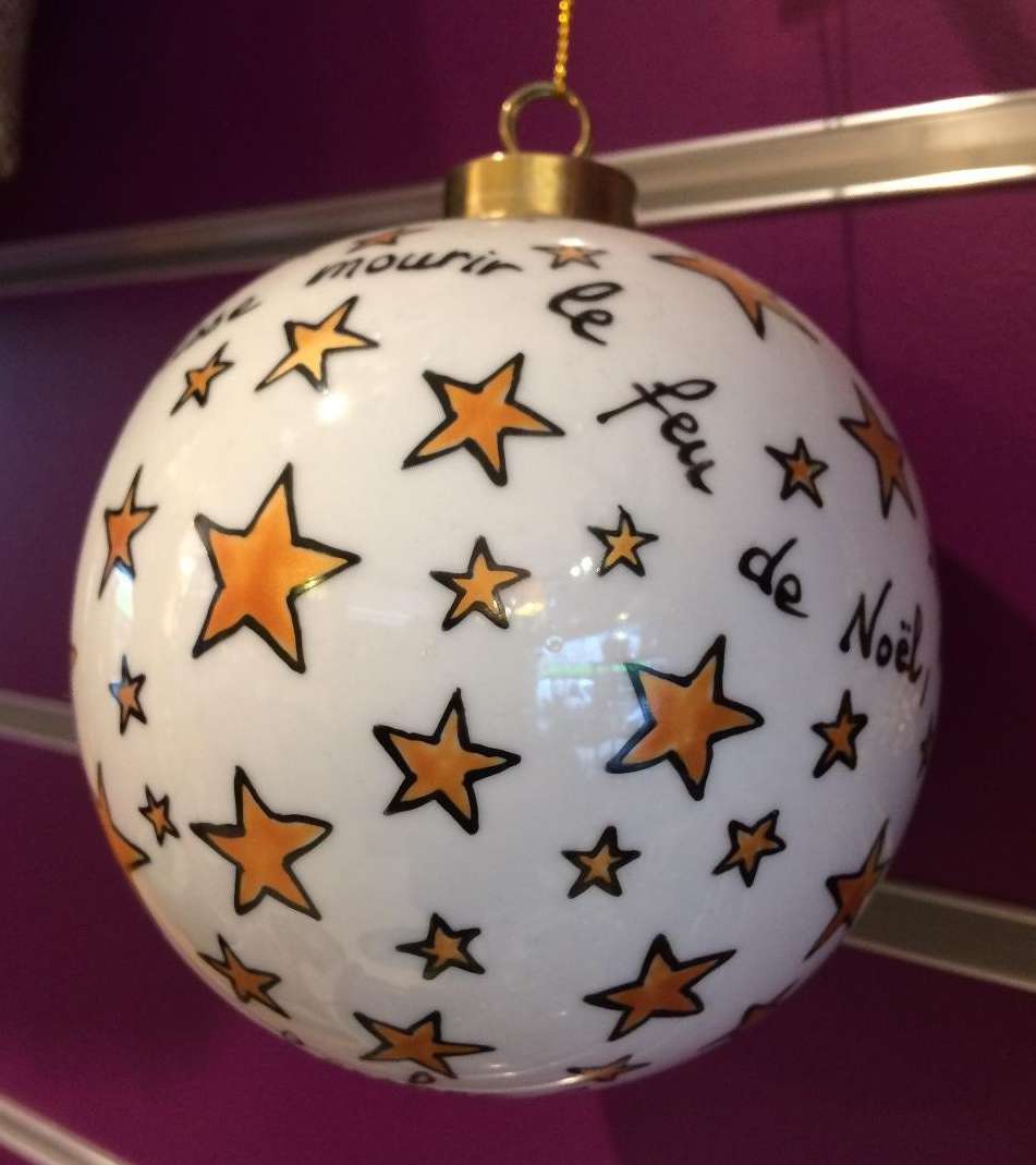 Boule de Noël personnalisée par des étoiles et une citation de Noël.
