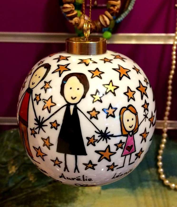 Boule de Noël en porcelaine personnalisée dans un style naïf.