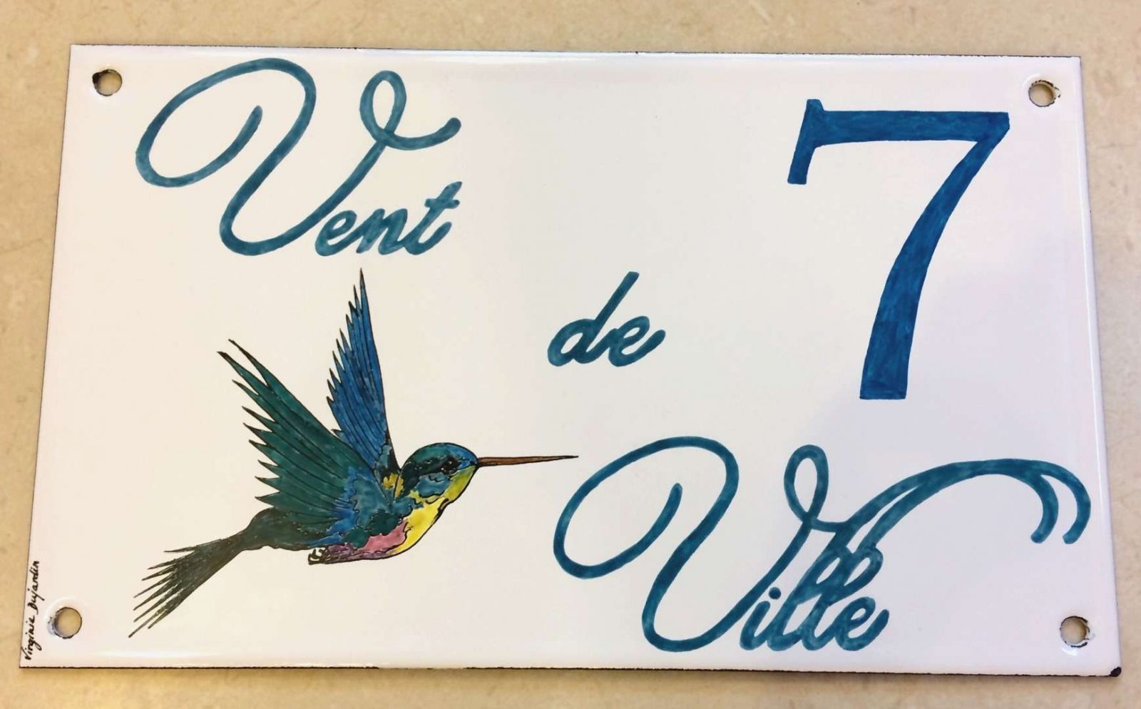 Plaque de maison avec numéro en tôle émaillée personnalisée le nom de la maison et un colibri.