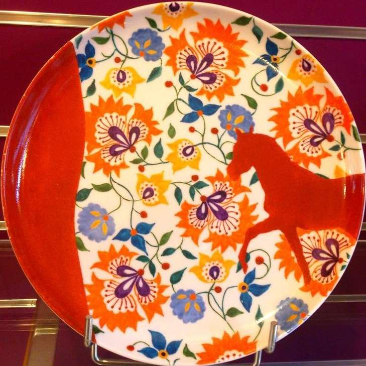 Assiette plate Elysée en porcelaine personnalisée par l'ombre d'un cheval dans des fleurs stylisées.
