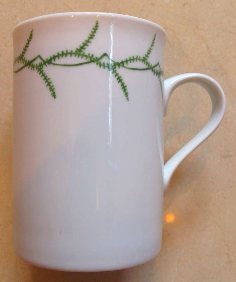 Mug Anglais en porcelaine personnalisé par une frise verte.