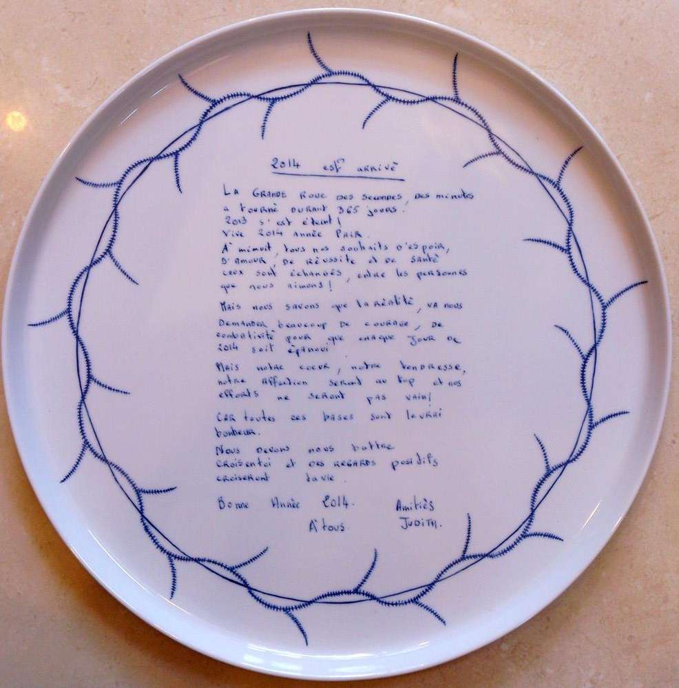 Plat à tarte en porcelaine personnalisé par un poème et une frise bleue.