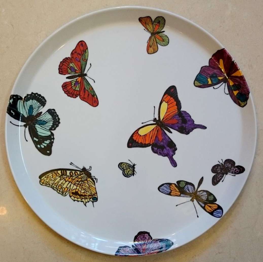 Plat à tarte en porcelaine personnalisé dans des papillons en couleurs.