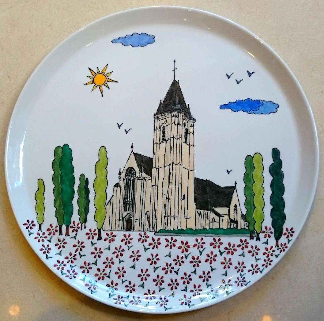 Plat à tarte en porcelaine personnalisé dans un style naïf par une église.