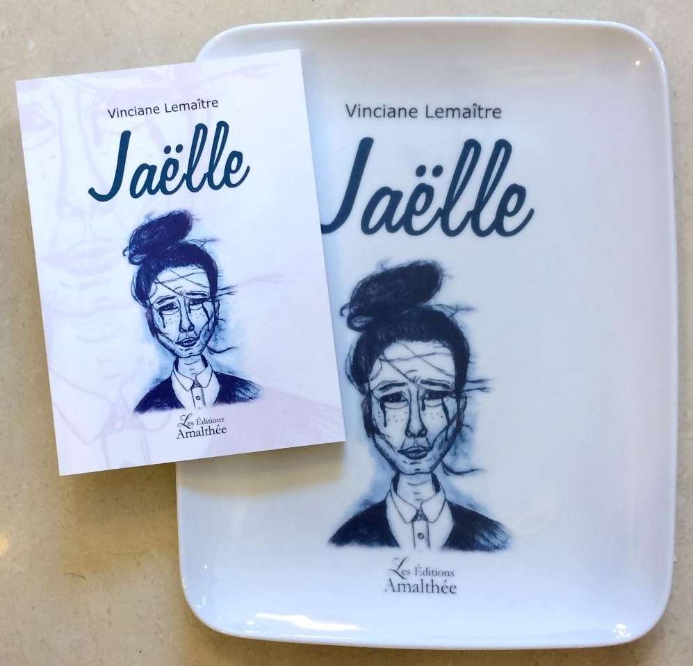 Assiette plate rectangle en porcelaine personnalisée par le livre "Jaëlle" de ma fille Vinciane Lemaître.