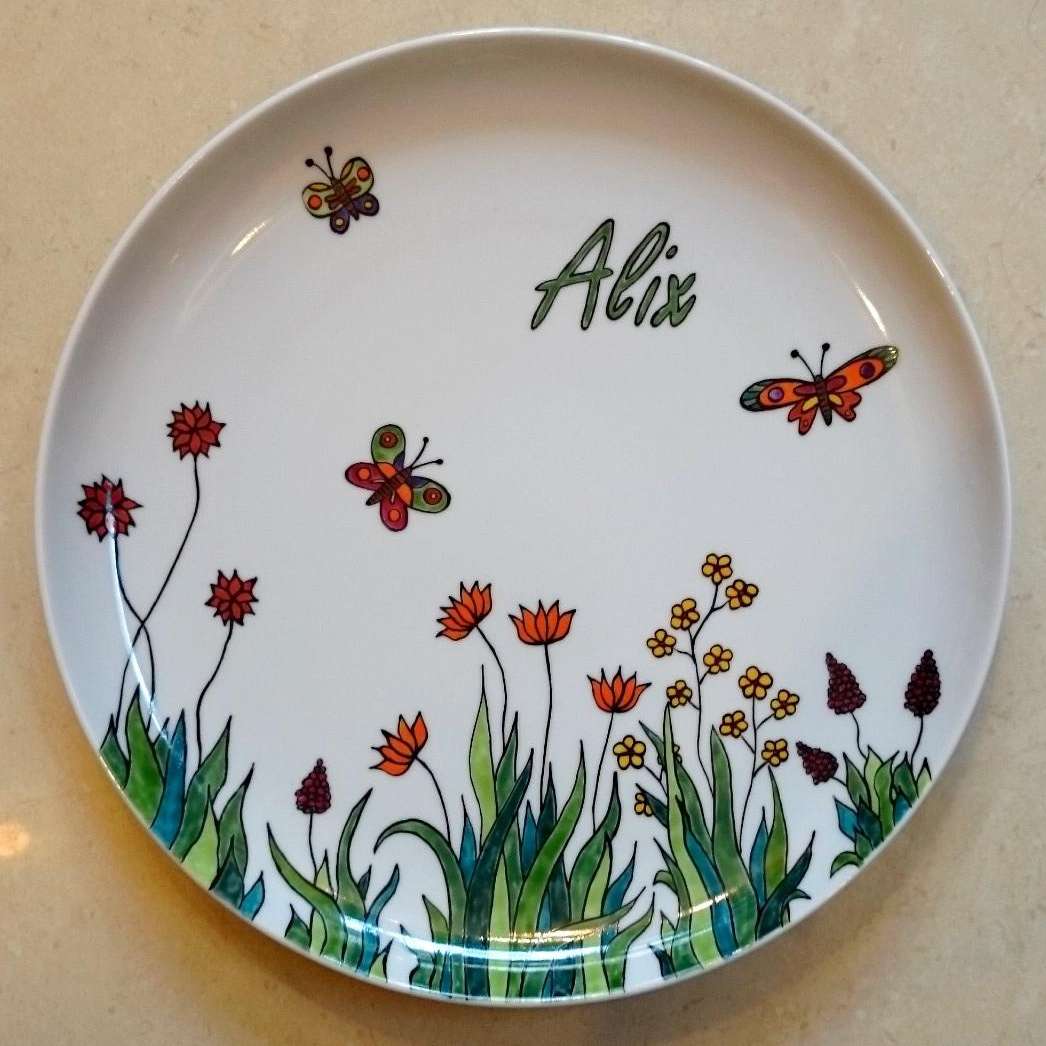 Assiette plate Elysée en porcelaine personnalisée par des fleurs naïves et un prénom