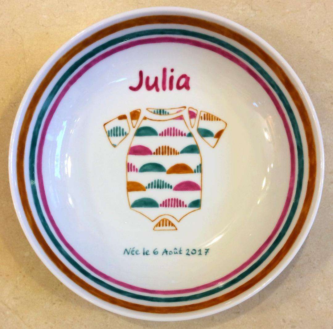 Assiette creuse en porcelaine personnalisée d'après le faire-part de naissance. julia