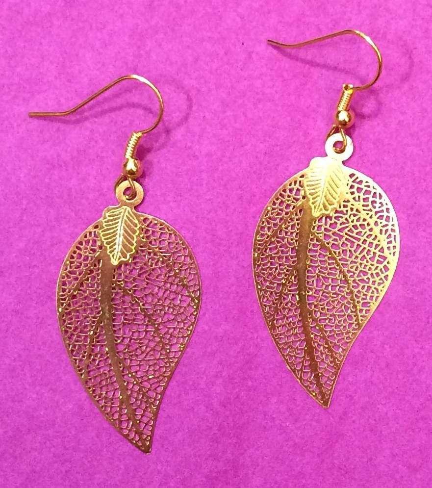 Boucles d'oreilles laser feuilles dorées.