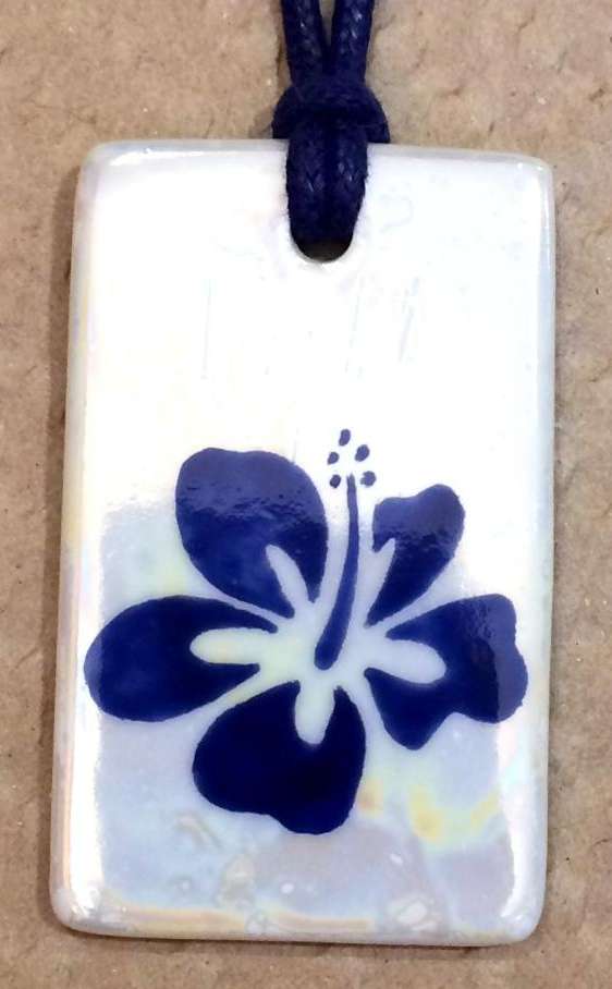 Pendentif rectangle en porcelaine personnalisé par une fleur bleue.