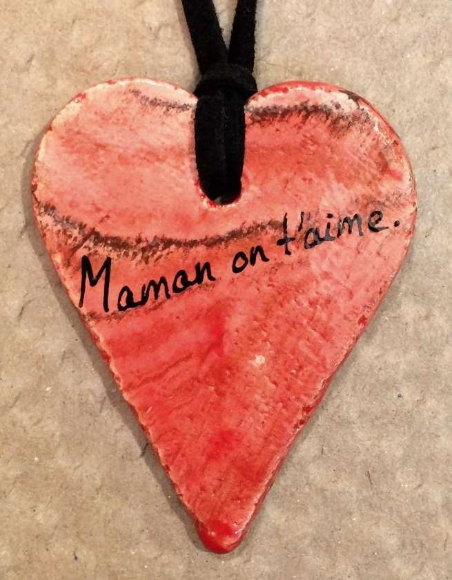 Pendentif coeur en céramique rouge personnalisé par "Maman on t'aime."