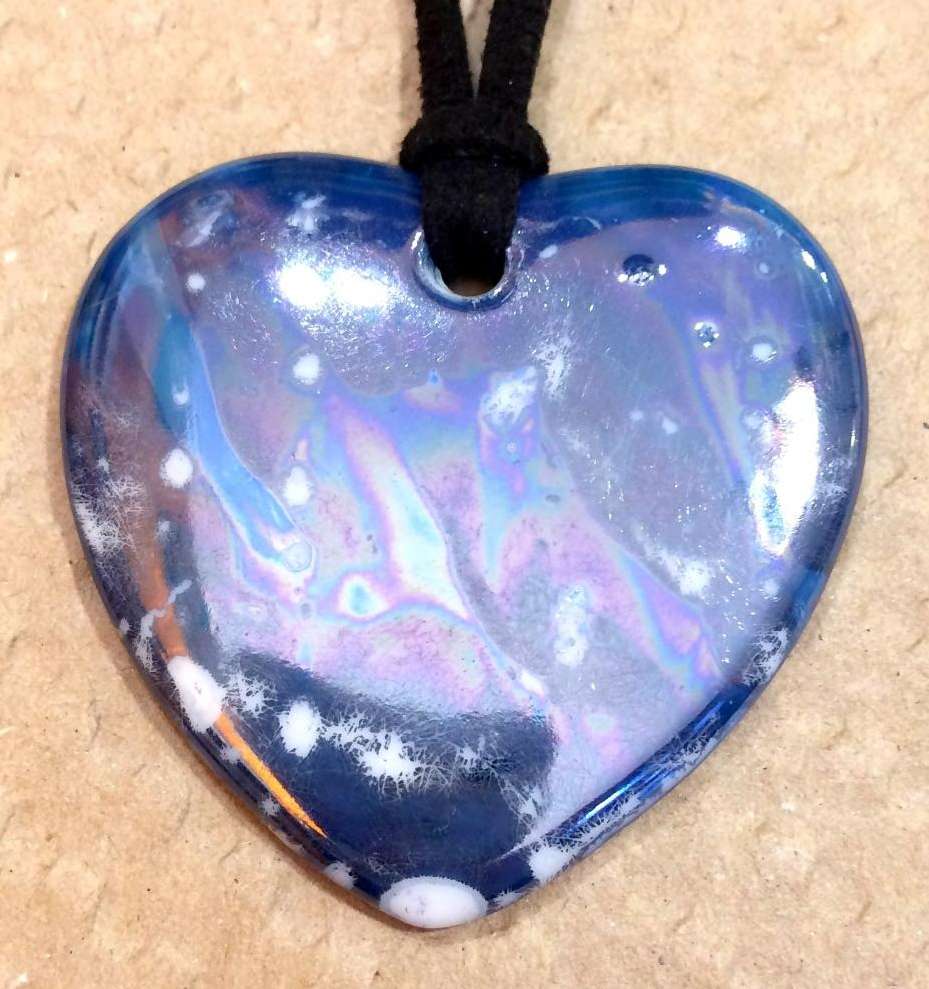 Pendentif coeur en porcelaine personnalisé par des tons bleus.